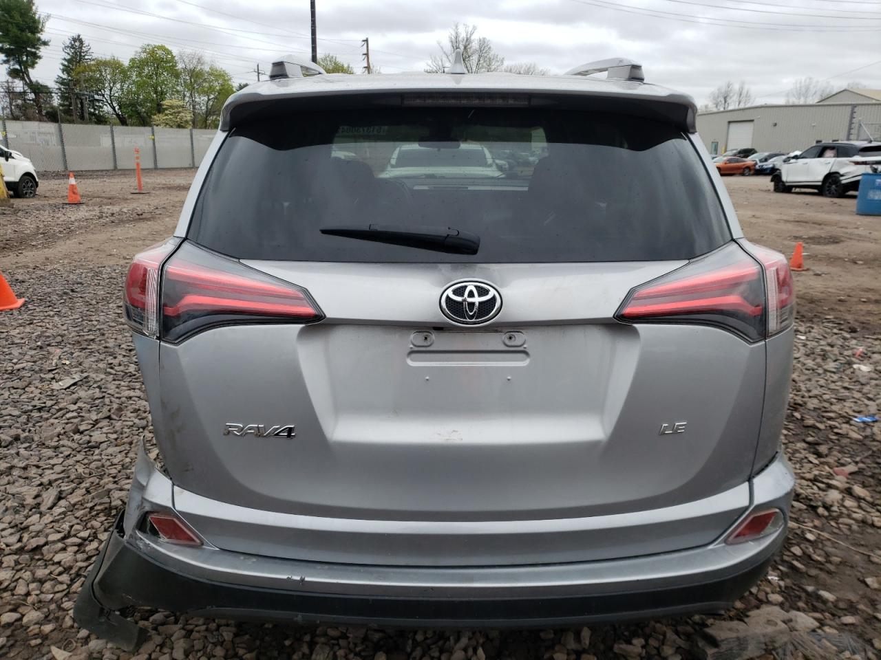 JTMBFREV3JJ256807 2018 Toyota Rav4 Le