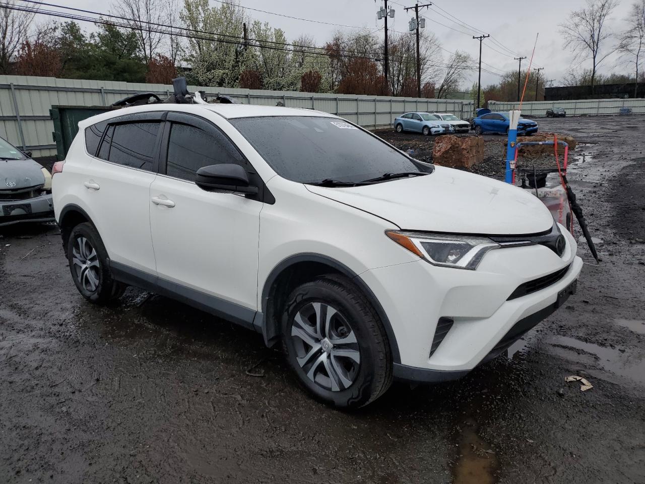 JTMBFREV5JJ729316 2018 Toyota Rav4 Le