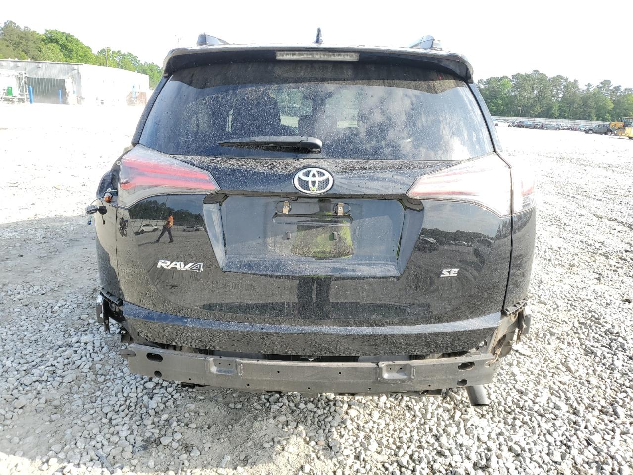 2T3NFREVXHW330619 2017 Toyota Rav4 Se