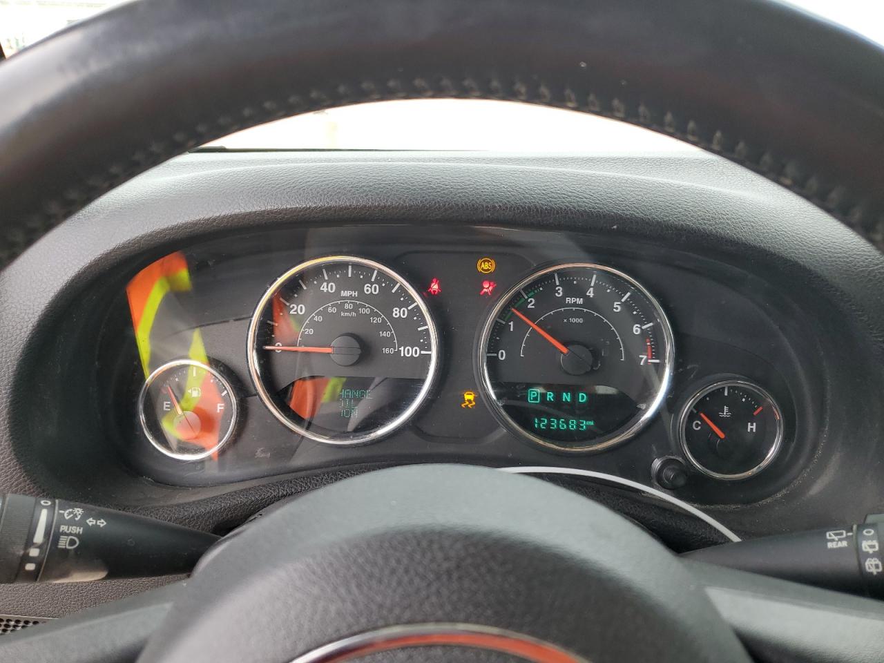 1C4BJWDG2FL671127 2015 Jeep Wrangler Unlimited Sport