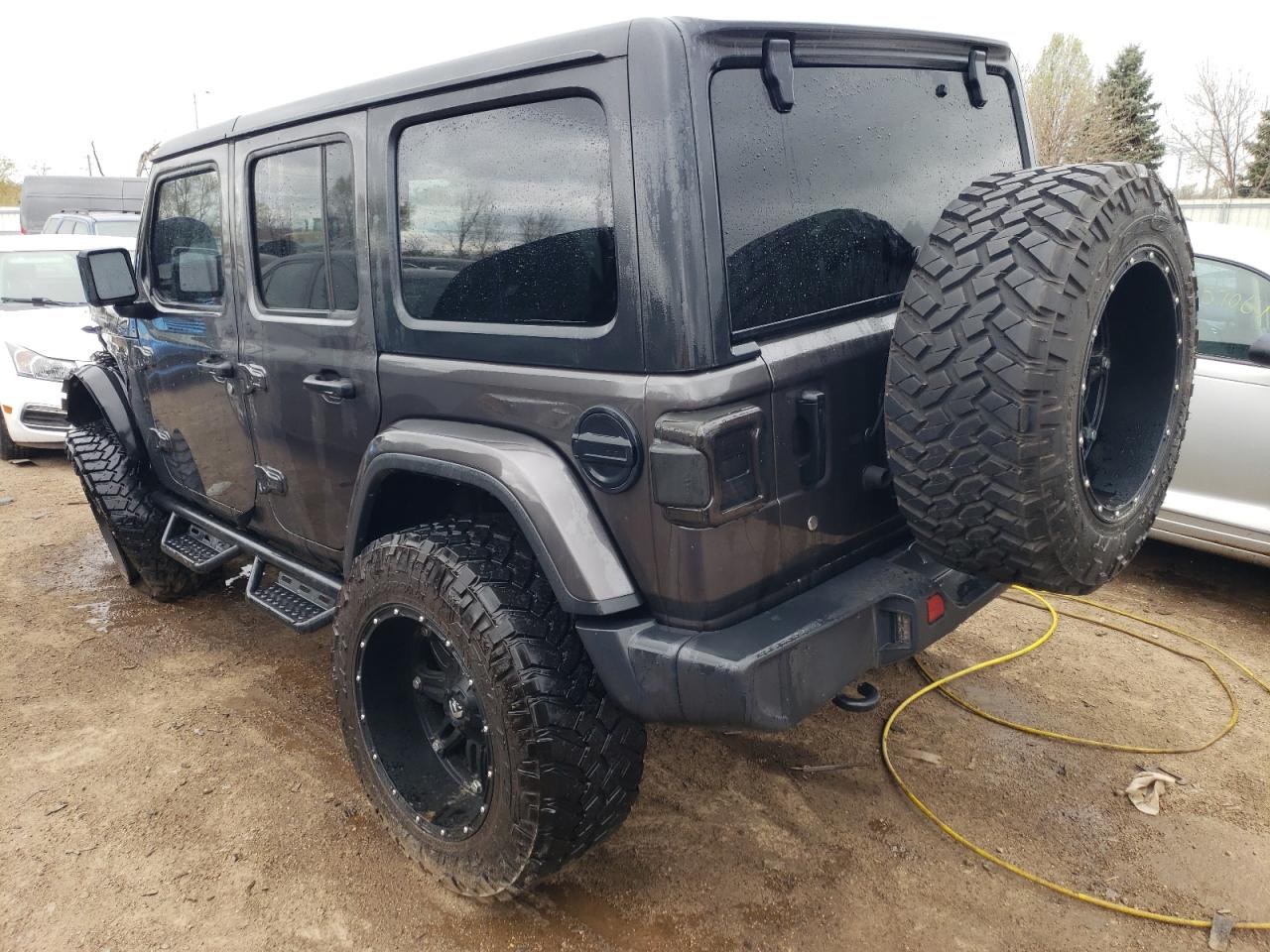 1C4HJXEG1JW261053 2018 Jeep Wrangler Unlimited Sahara