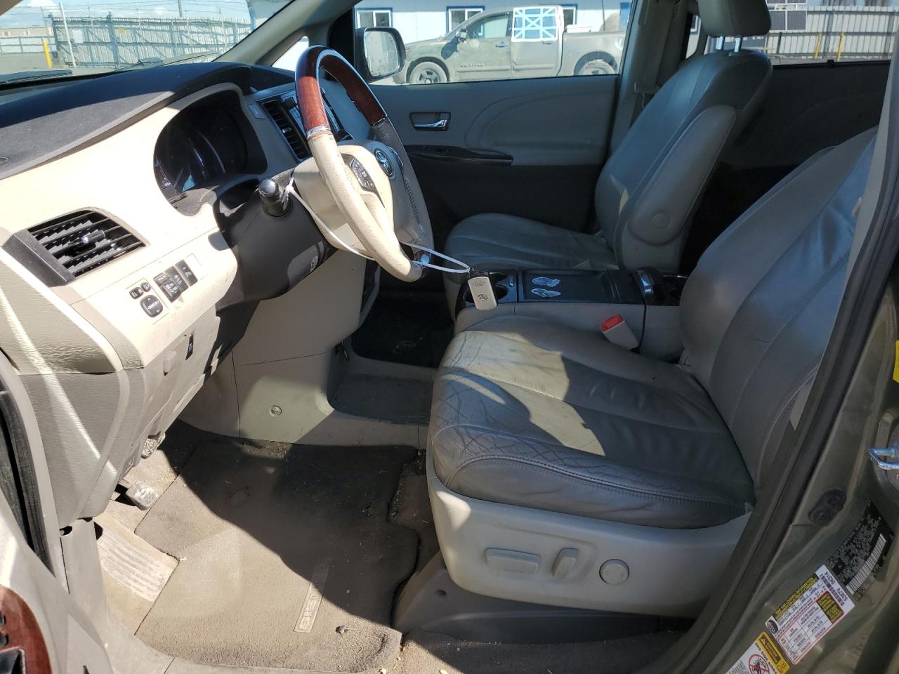 5TDDK3DC2BS020025 2011 Toyota Sienna Xle