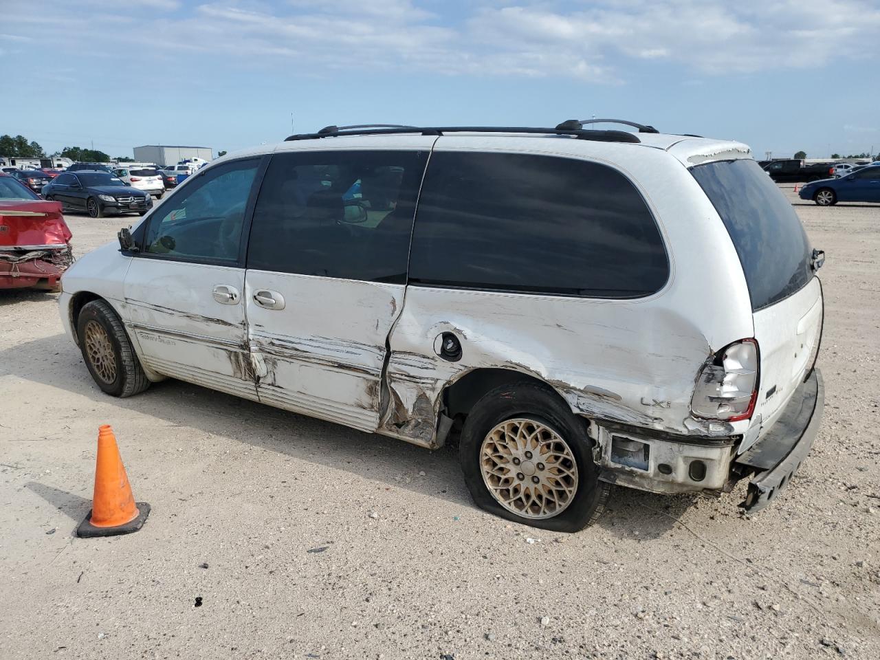 1C4GP64L1WB661812 1998 Chrysler Town & Country Lxi