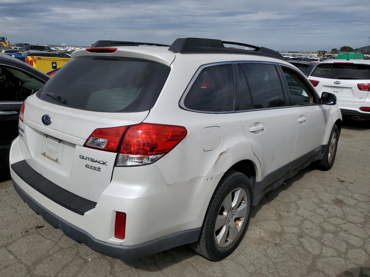 4S4BRBGC2B3420818 2011 Subaru Outback 2.5I Premium