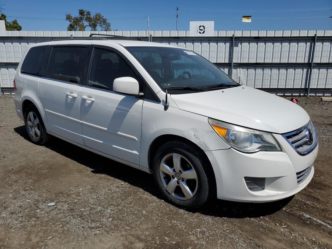 2V4RW3DG4BR739899 2011 Volkswagen Routan Se