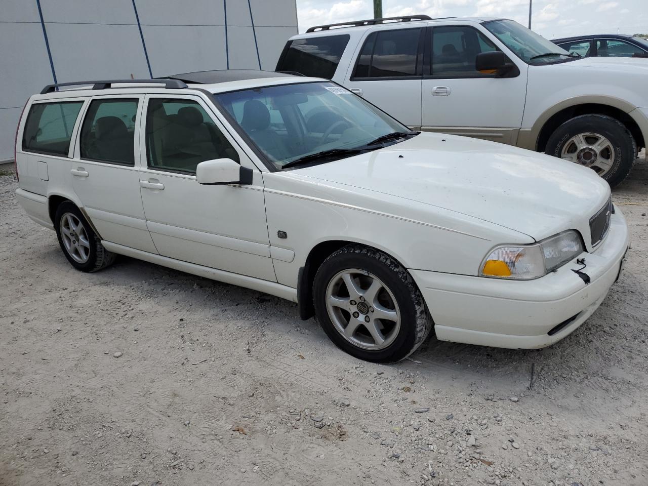 YV1LW61J5Y2728302 2000 Volvo V70 Base