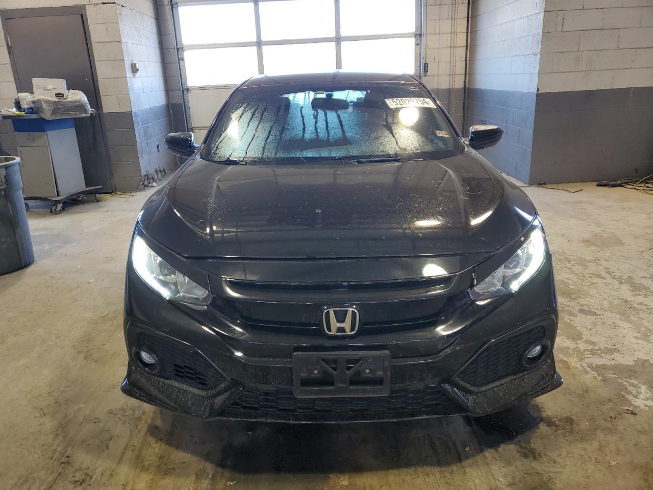 SHHFK7H4XJU223877 2018 Honda Civic Sport