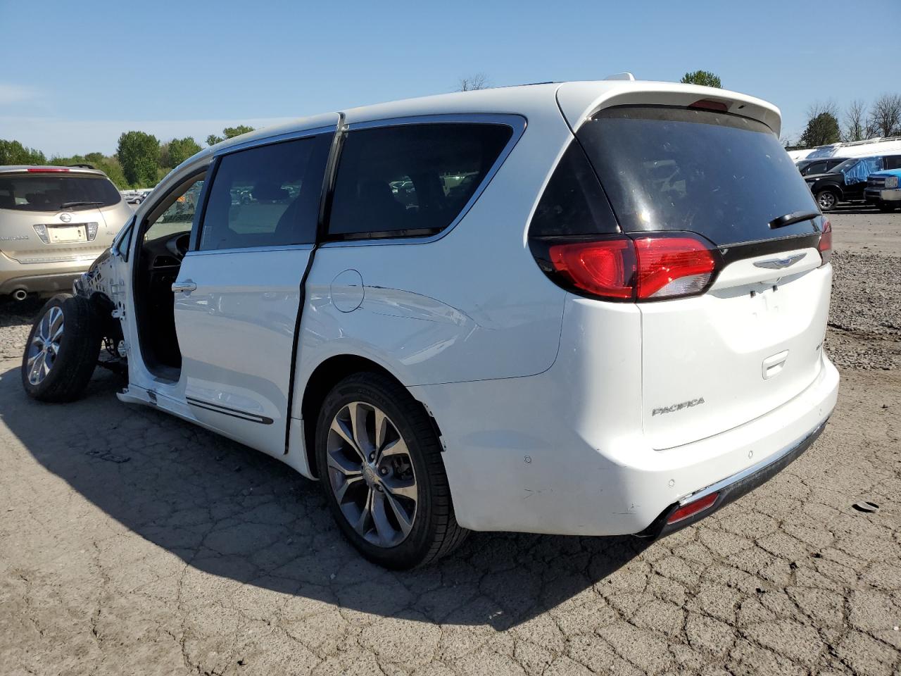 2017 Chrysler Pacifica Limited vin: 2C4RC1GG4HR643301