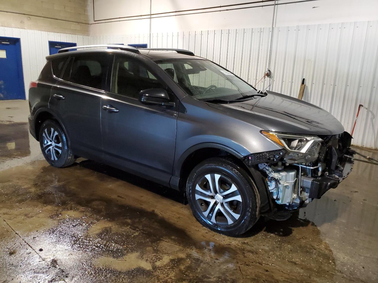 JTMBFREV8JJ176323 2018 Toyota Rav4 Le