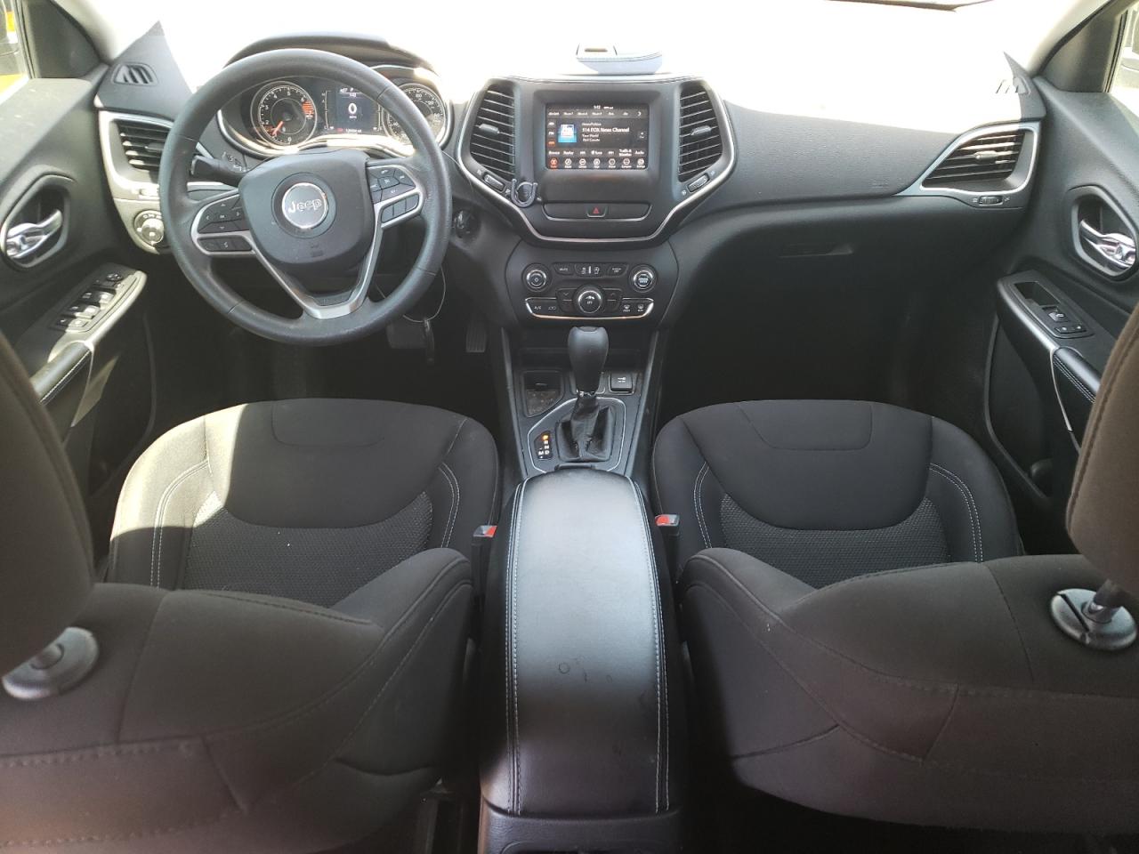 1C4PJLCB0KD160322 2019 Jeep Cherokee Latitude