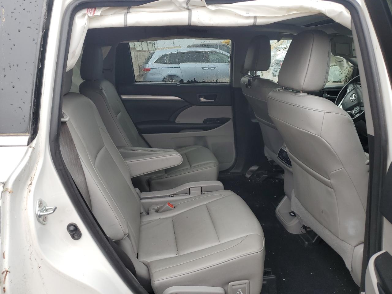 5TDJZRFH1JS816998 2018 Toyota Highlander Se