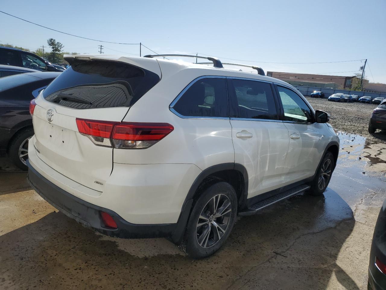 2019 Toyota Highlander Le vin: 5TDBZRFH5KS921095