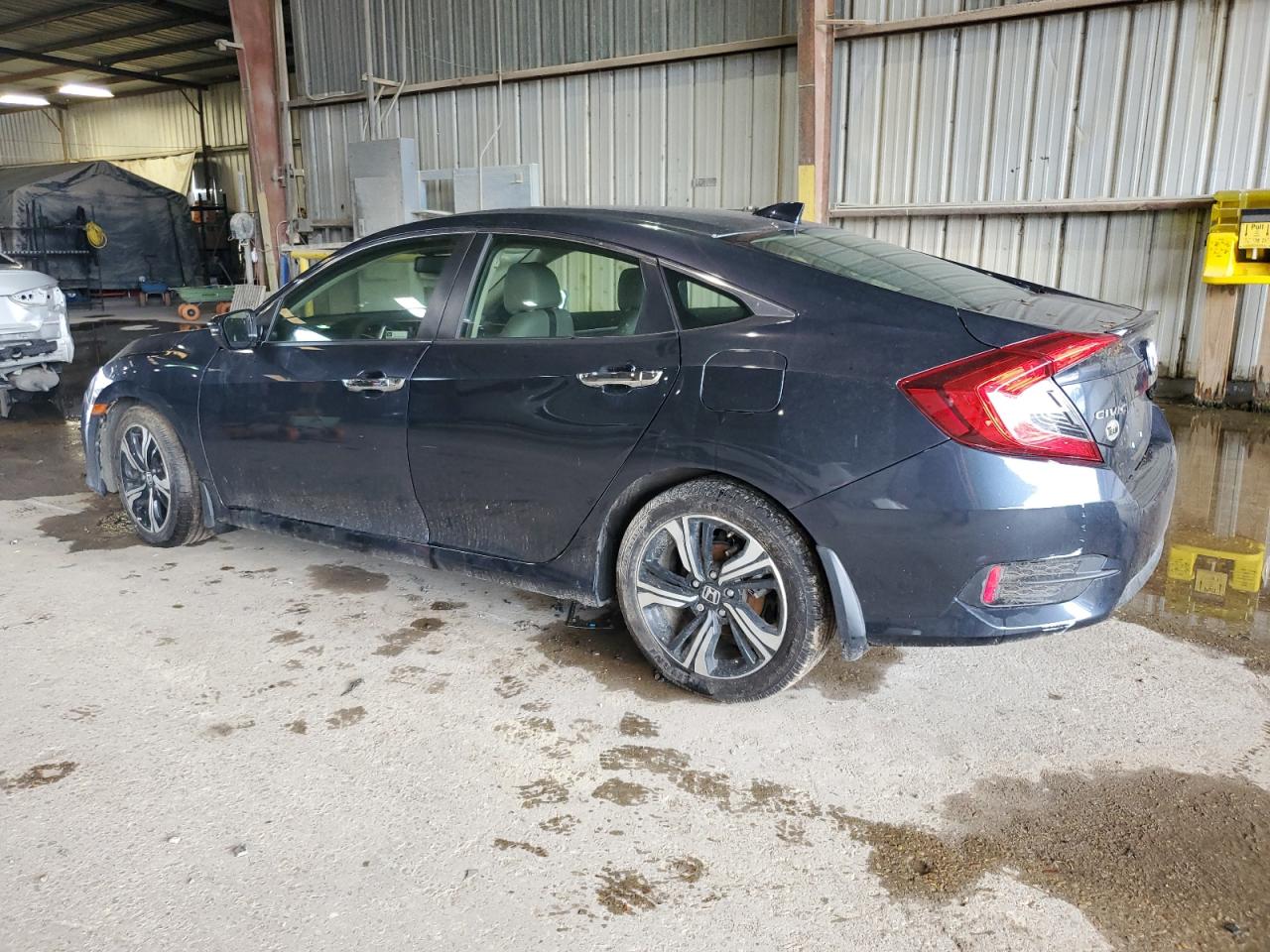 2018 Honda Civic Touring vin: JHMFC1F95JX022998