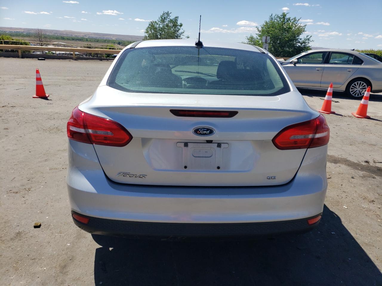 2018 Ford Focus Se vin: 1FADP3F28JL288430