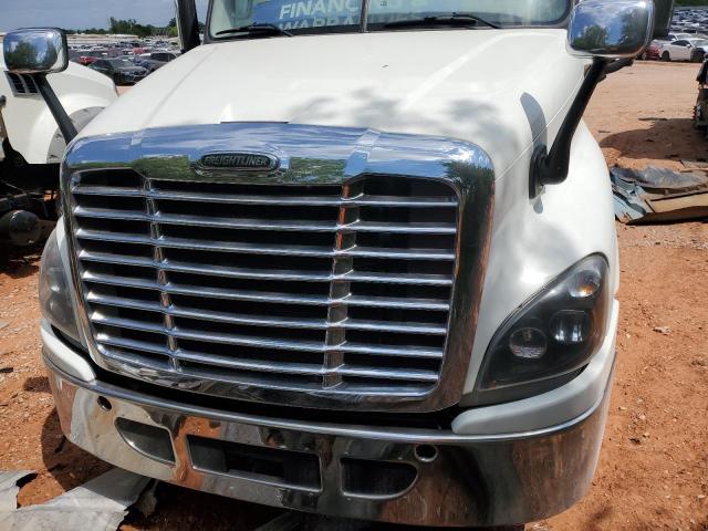 Lot #2494339910 2016 FREIGHTLINER CASCADIA 1 salvage car