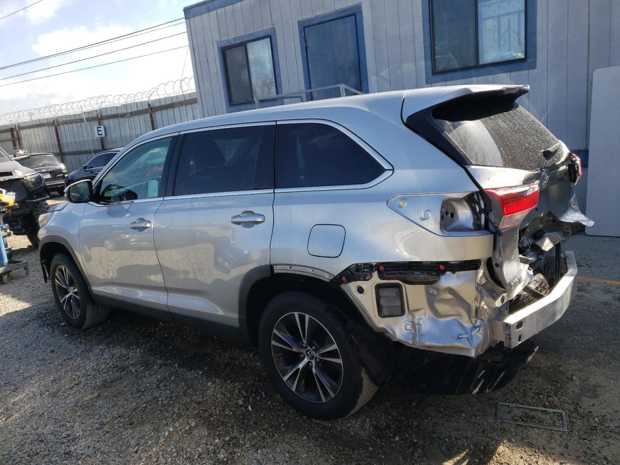 2019 Toyota Highlander Le vin: 5TDZZRFH0KS363705