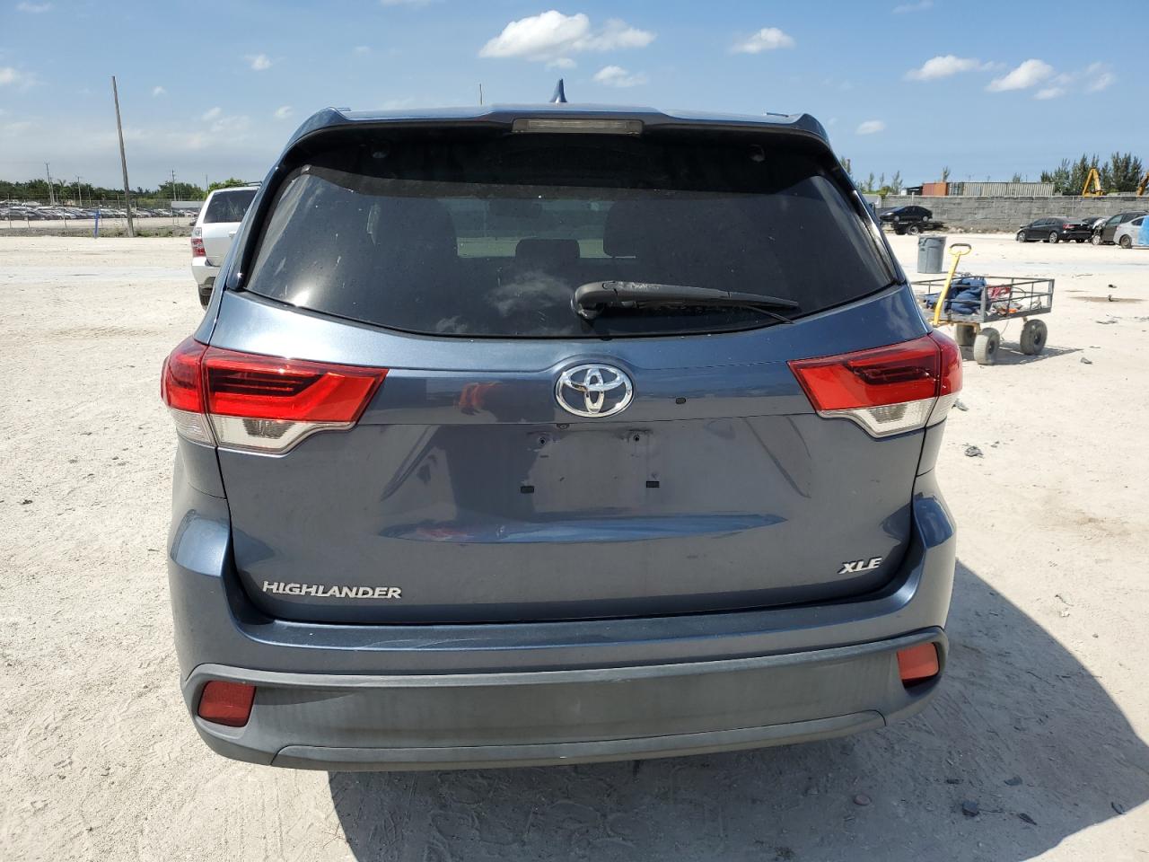 5TDKZRFH9JS276918 2018 Toyota Highlander Se