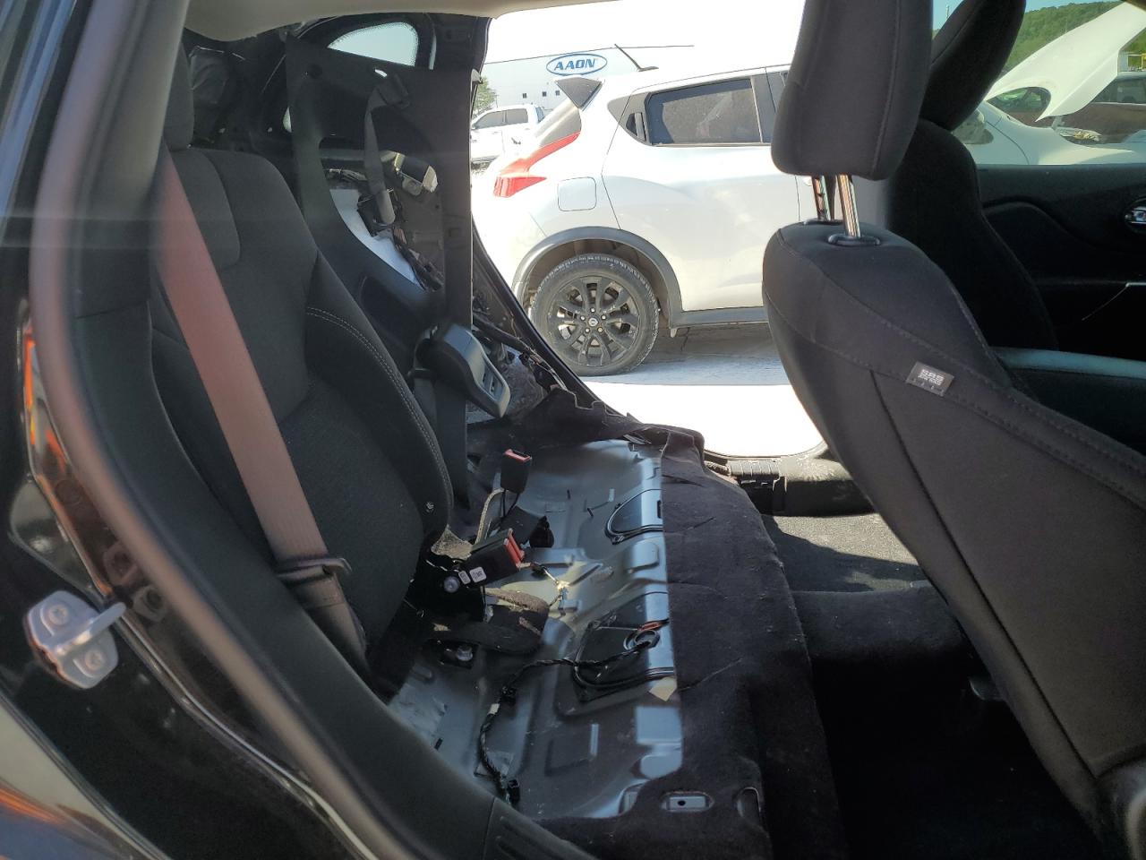 1C4PJLCB3KD114337 2019 Jeep Cherokee Latitude