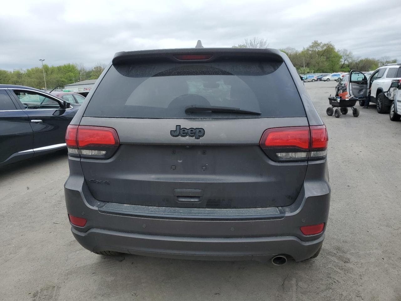 1C4RJFAG2JC284279 2018 Jeep Grand Cherokee Laredo