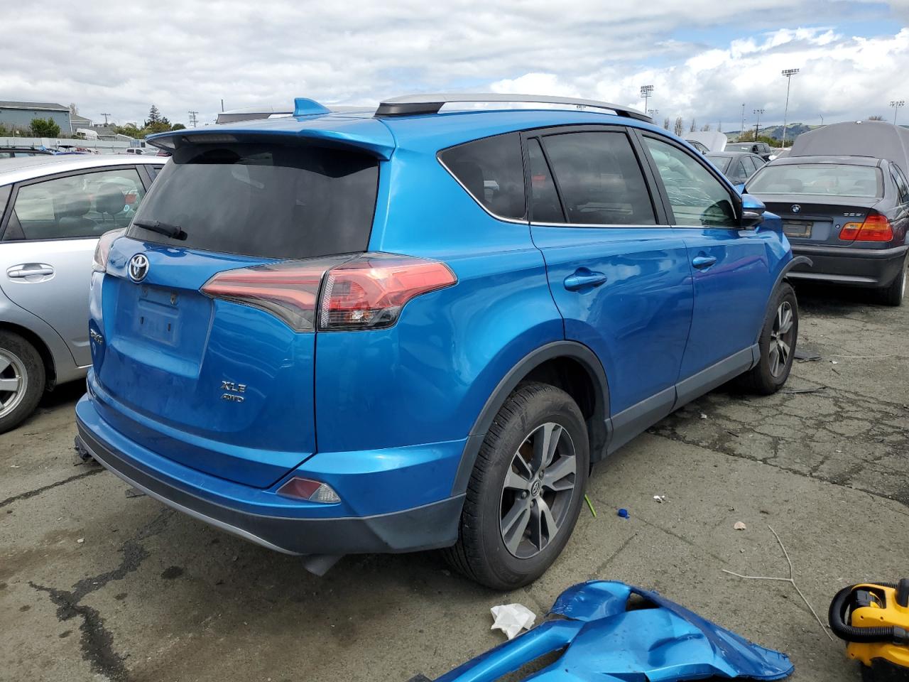 2017 Toyota Rav4 Xle vin: 2T3RFREV2HW614330