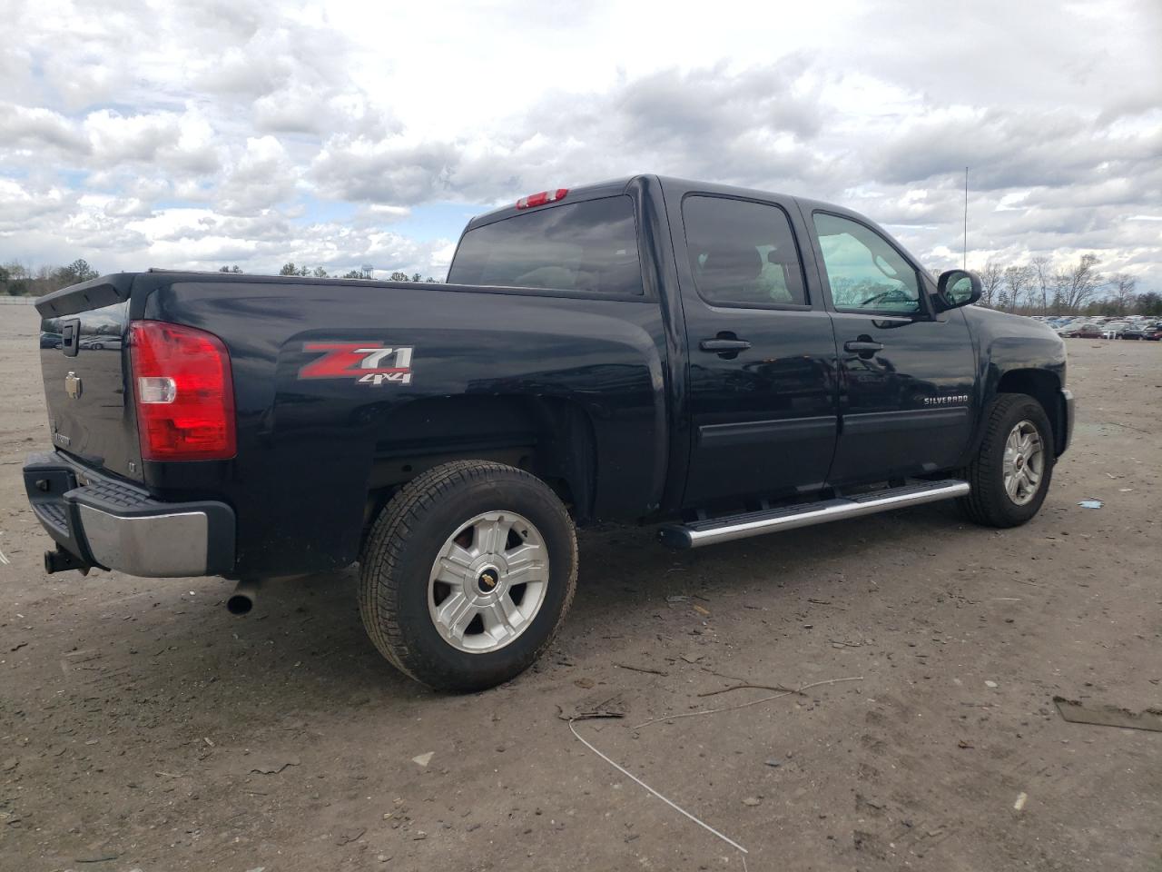3GCPKSE32BG137818 2011 Chevrolet Silverado K1500 Lt