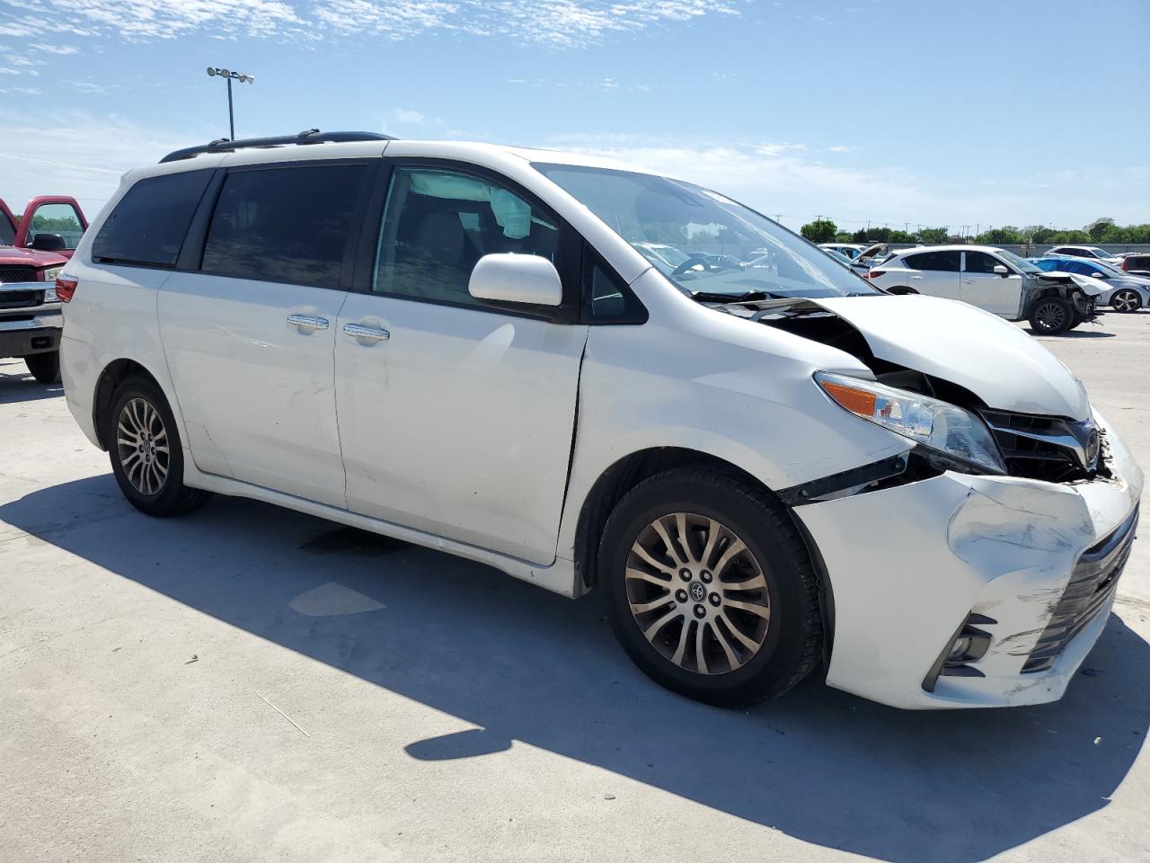 5TDYZ3DC4KS997261 2019 Toyota Sienna Xle