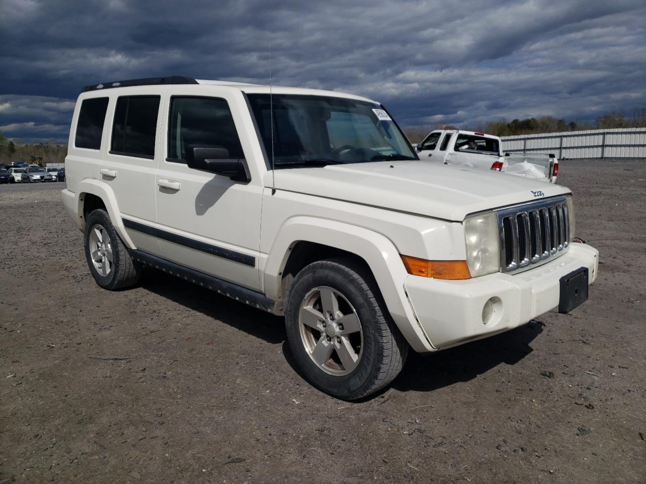 1J8HG48K98C184658 2008 Jeep Commander Sport