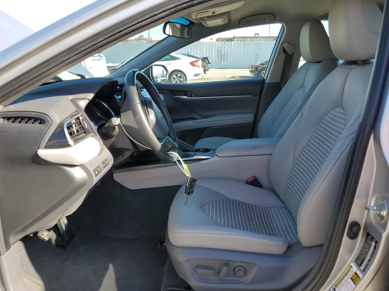 2018 Toyota Camry L vin: 4T1B11HK2JU643702