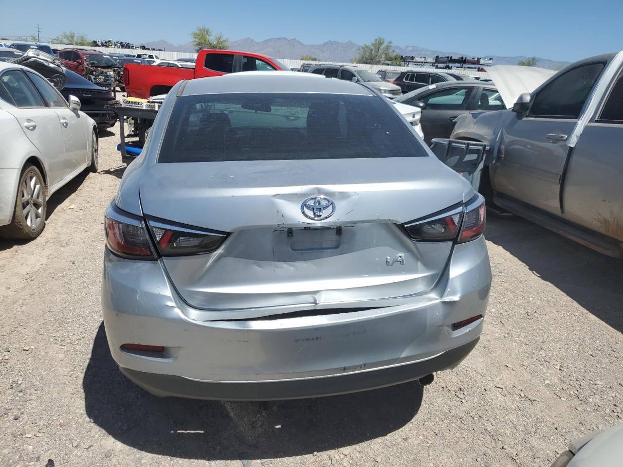 3MYDLBYV5JY313266 2018 Toyota Yaris Ia