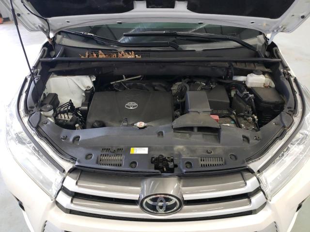 VIN 5TDJZRFH8KS609722 2019 Toyota Highlander, SE no.12