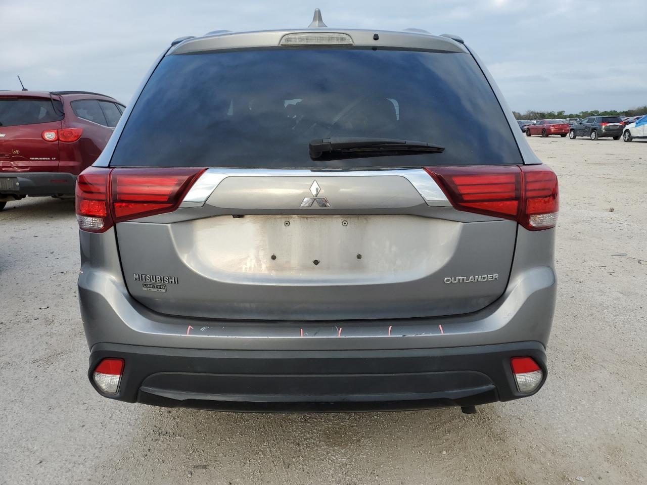 JA4AD3A39JZ050664 2018 Mitsubishi Outlander Se