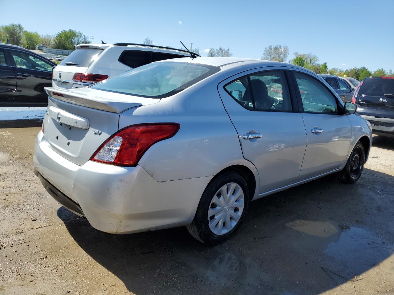 2018 Nissan Versa S vin: 3N1CN7AP9JL879072