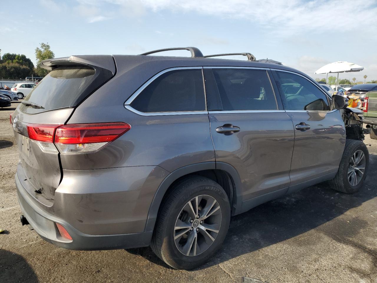 2019 Toyota Highlander Le vin: 5TDZARFH4KS046002