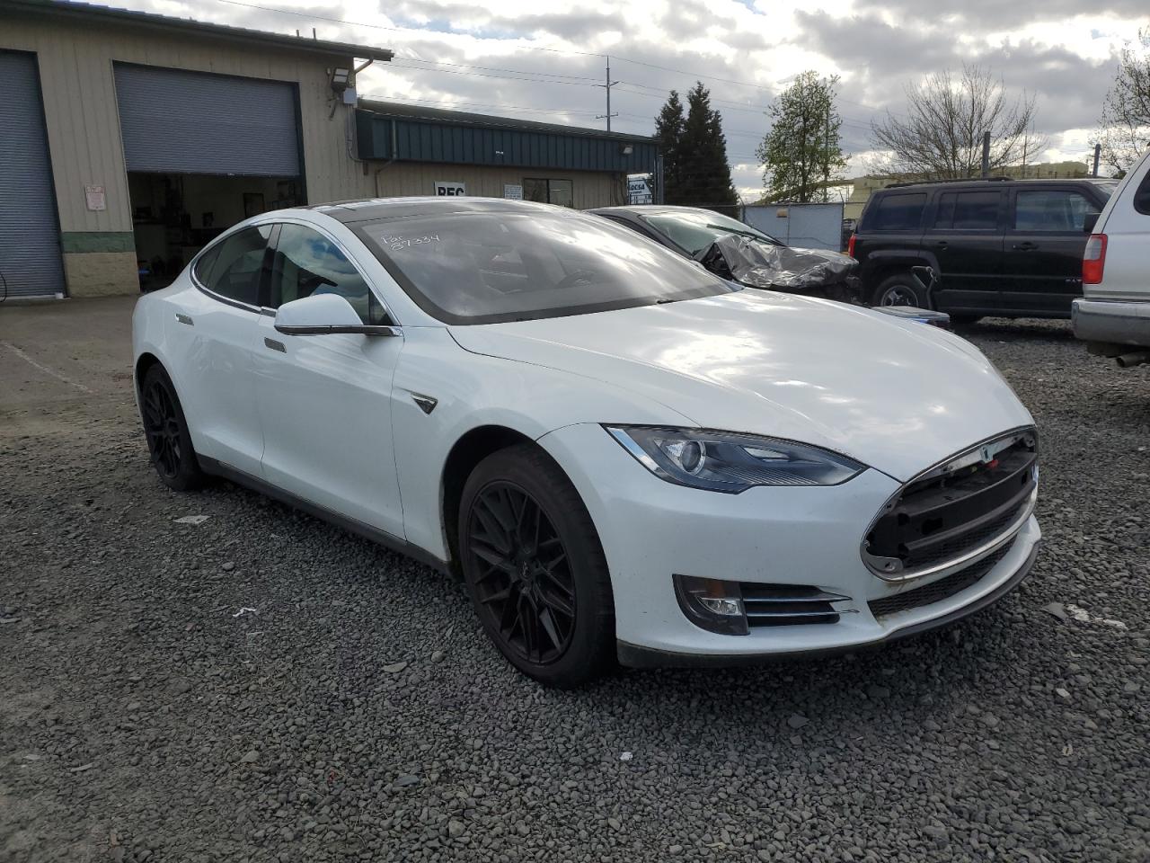 2014 Tesla Model S vin: 5YJSA1S16EFP33115