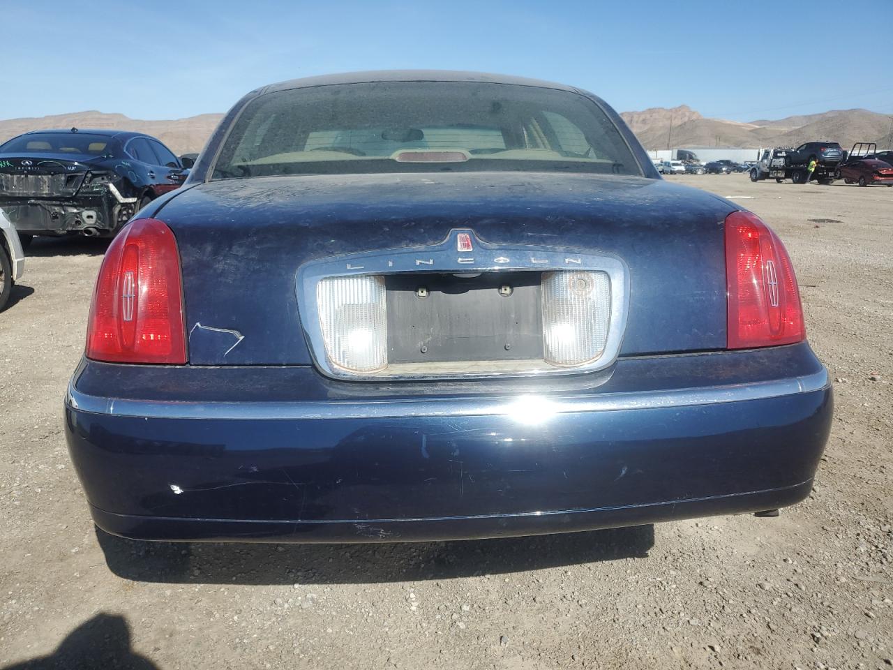 Lot #2459860153 2001 LINCOLN TOWN CAR S