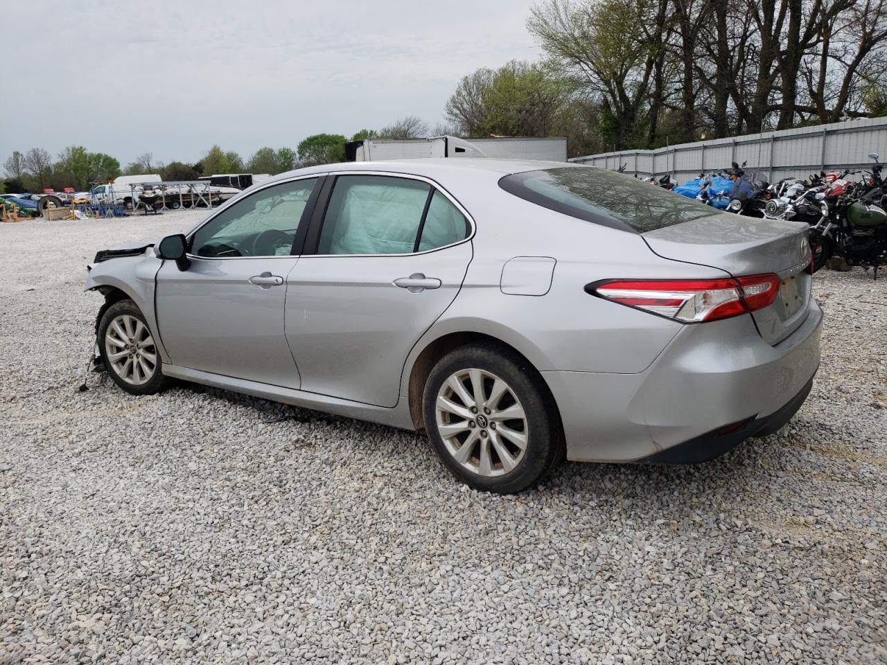 2018 Toyota Camry L vin: 4T1B11HK3JU068008