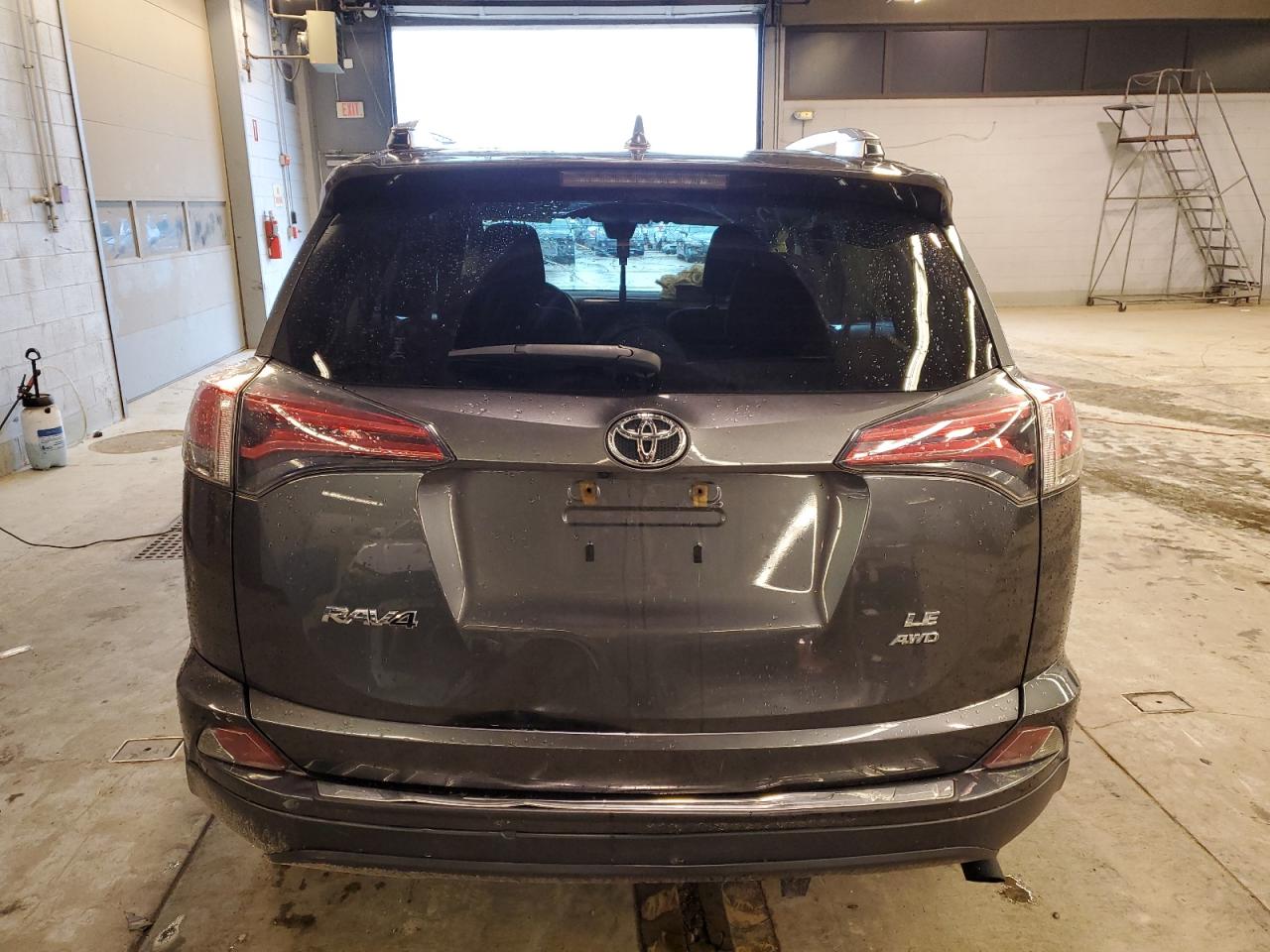 2018 Toyota Rav4 Le vin: JTMBFREV5JJ733821