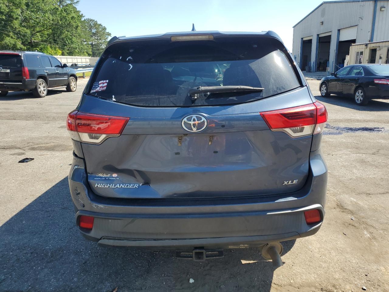 5TDKZRFH7JS261821 2018 Toyota Highlander Se