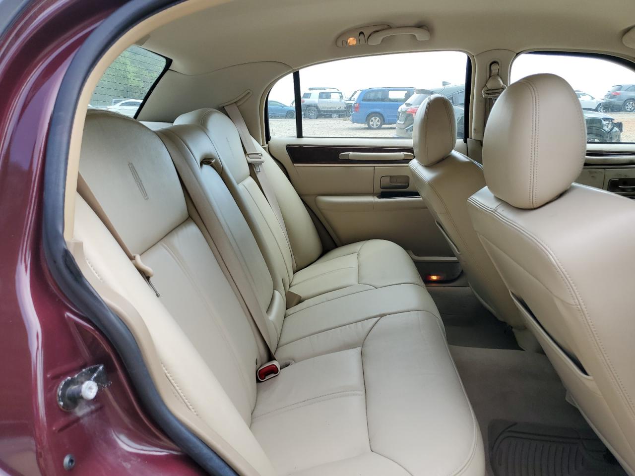 2LNBL8CV4AX605871 2010 Lincoln Town Car Signature Limited