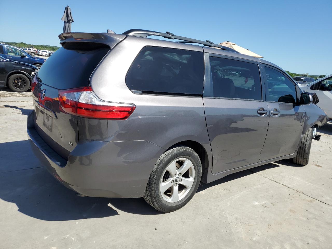 2018 Toyota Sienna Le vin: 5TDKZ3DC0JS935604