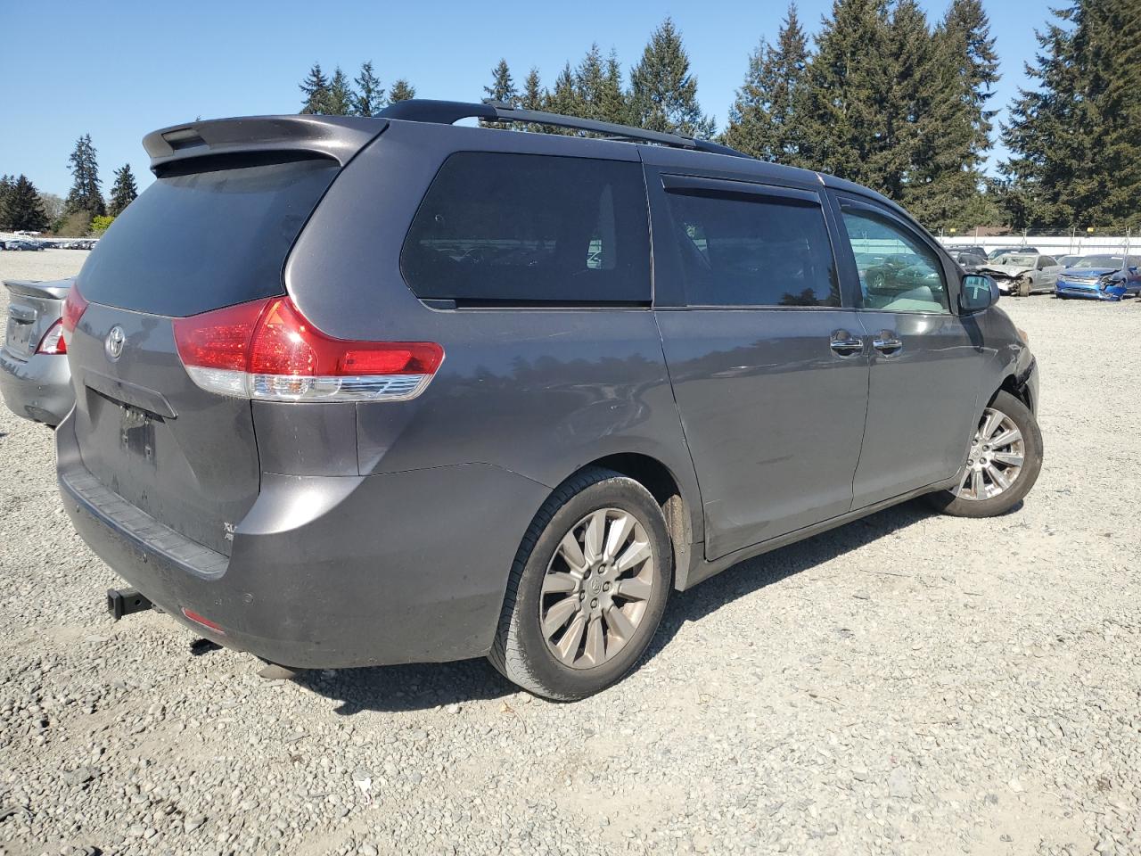 5TDDK3DC8BS023611 2011 Toyota Sienna Xle