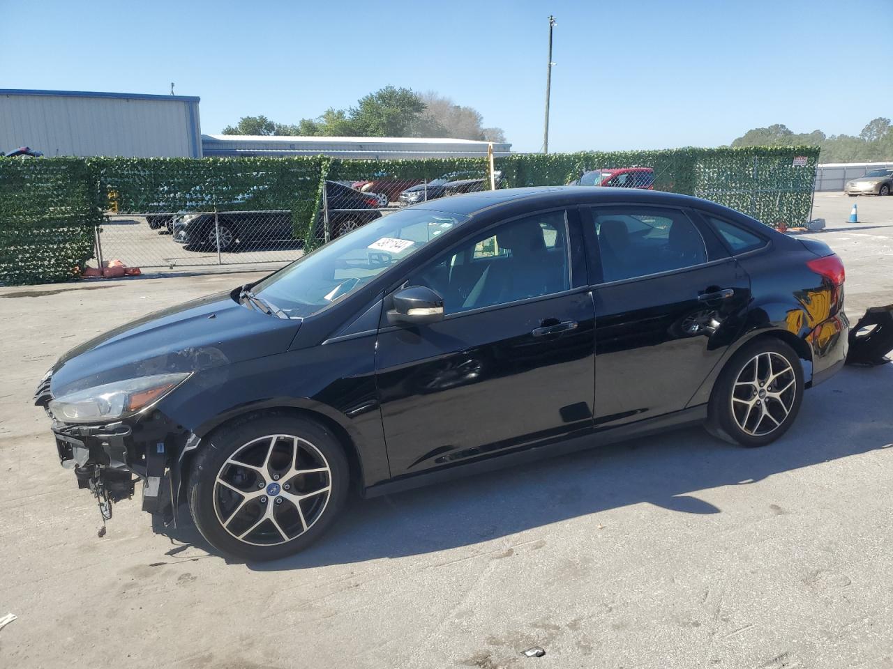 2017 Ford Focus Sel vin: 1FADP3H22HL248271