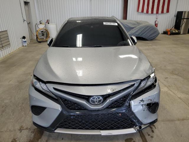 VIN 4T1B61HK1JU128580 2018 Toyota Camry, Xse no.5