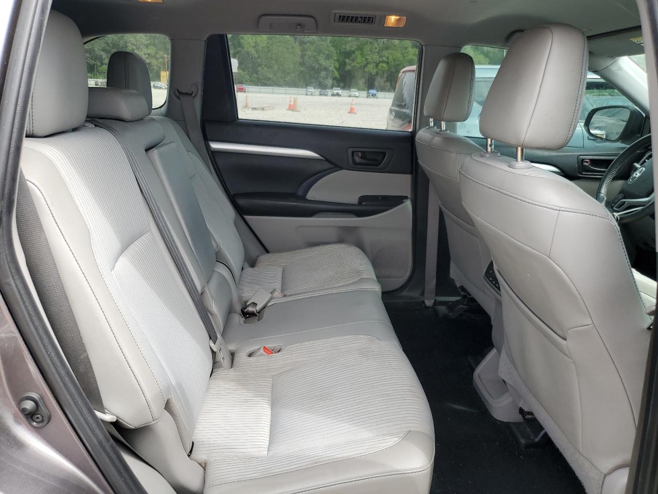 5TDZZRFH7KS318826 2019 Toyota Highlander Le
