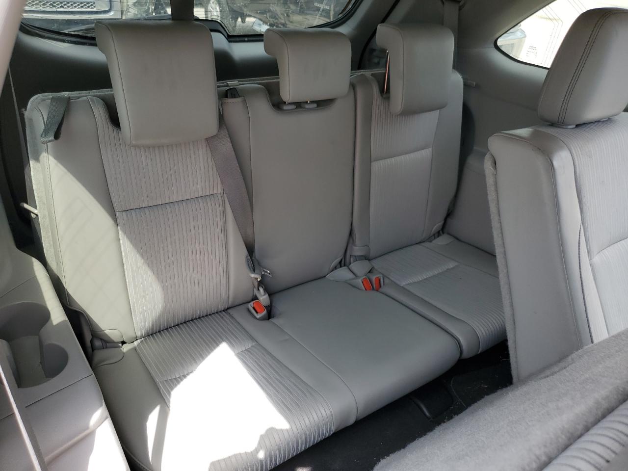 5TDZZRFH7KS318826 2019 Toyota Highlander Le