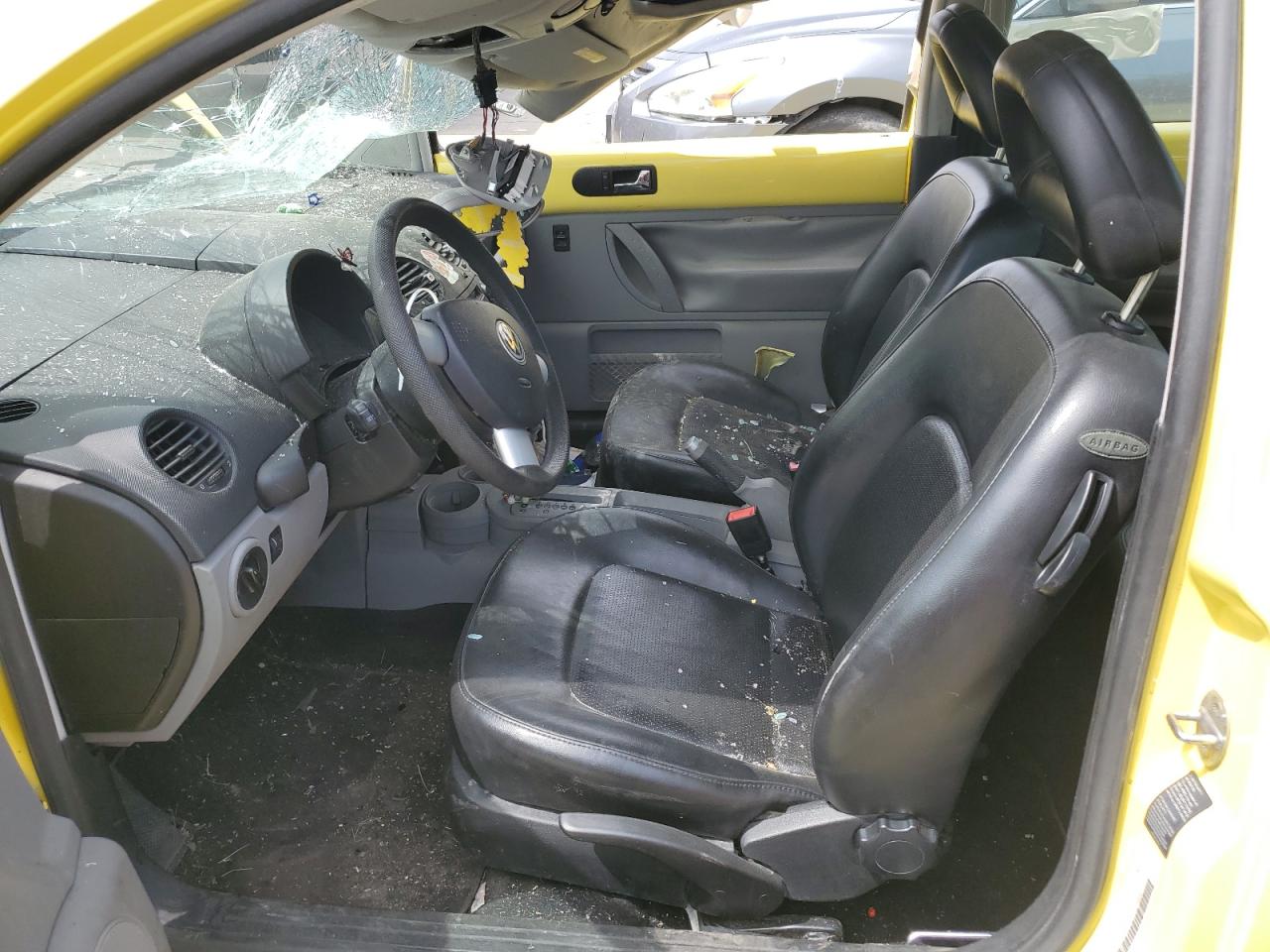 3VWCB21C81M468355 2001 Volkswagen New Beetle Gls