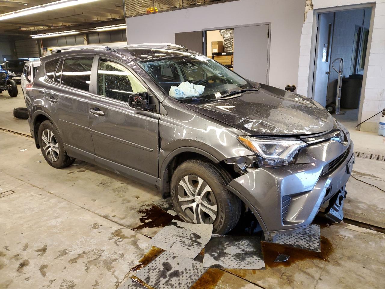 2018 Toyota Rav4 Le vin: JTMBFREV5JJ733821