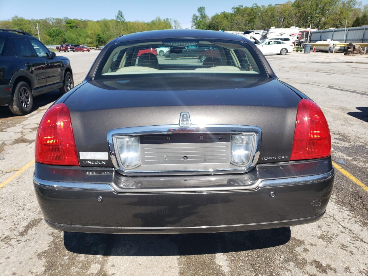 1LNHM82W15Y643999 2005 Lincoln Town Car Signature Limited