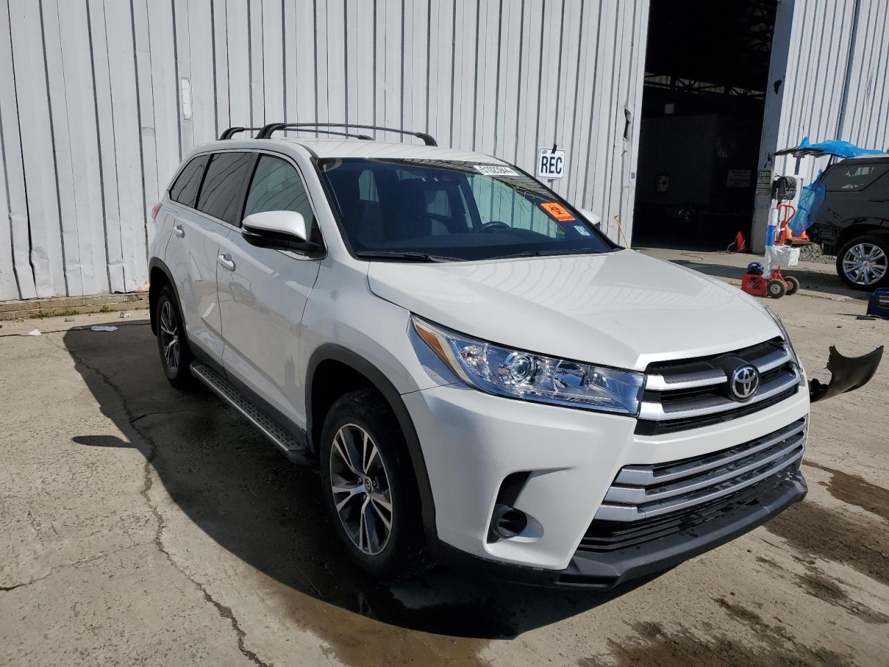 2019 Toyota Highlander Le vin: 5TDBZRFH5KS921095