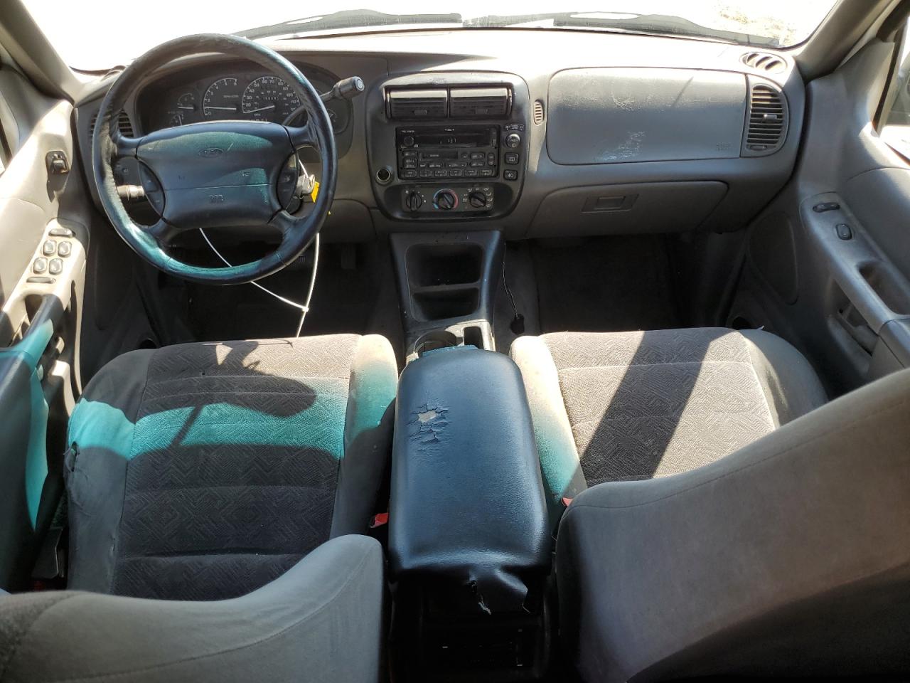 1FMZU63E3YZC05210 2000 Ford Explorer Xlt